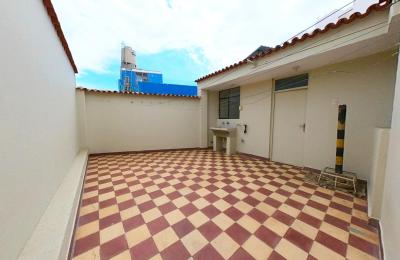 ALQUILER DE CASA EN CALLE LOS SAUCES, URB. SANTA VICTORIA